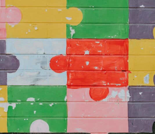 “뇌건강 챙기는 일상, 작은 습관이 기억력 키운다” green red and yellow wall