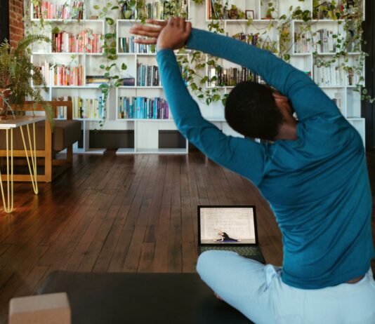 집에서 쉽고 건강하게, ‘홈 밸런스 운동’ 열풍…꾸준함이 핵심 a man doing yoga in a living room