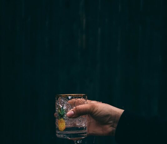 내 손안의 건강 비서, AI 기반 건강 관리가 바꾸는 일상 person holding clear drinking glass with water