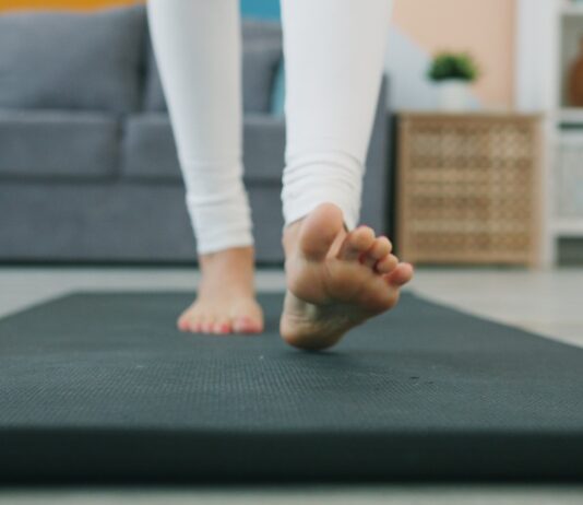 “마음챙김 운동, 일상 속 스트레스 해법으로 주목받다” Bare feet walking on a yoga mat