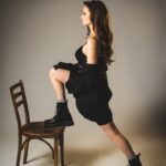 직장인 ‘거북목’ 탈출기: 사무실에서 몰래 하는 1분 체어 댄스 woman in black dress sitting on brown wooden chair