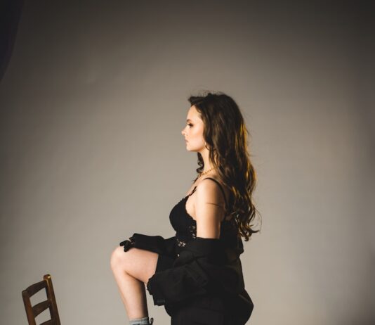 직장인 ‘거북목’ 탈출기: 사무실에서 몰래 하는 1분 체어 댄스 woman in black dress sitting on brown wooden chair