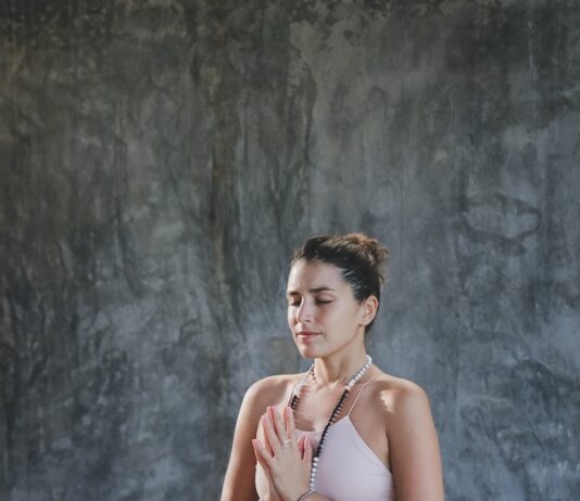 내 삶 속 웰니스, 작지만 확실한 건강 실천법 woman in white bikini sitting on red chair