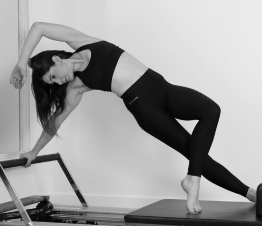 체중계 숫자는 그대로인데 바지 사이즈가 줄었다? 필라테스 ‘눈바디’의 마법 woman in black sports bra and black leggings doing yoga