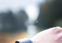 스마트워치와 함께하는 ‘마음 걷기’…일상 속 활력 찾기 person wearing Apple Watch at 14:24