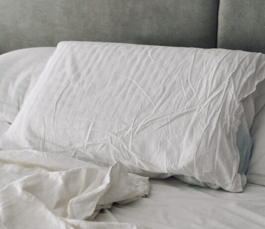수면의 질 높이기, 일상에서 실천할 수 있는 건강 루틴 주목받아 A rumpled white duvet and pillows on a bed.