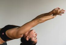 ‘마음 챙김’ 열풍, 일상에서 실천하는 소소한 건강 혁명 woman stretching arms