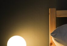 “잘 자야 잘 산다”… 수면이 바꾸는 일상, 실천 가능한 꿀팁은? black digital alarm clock at 11 00