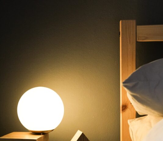 “잘 자야 잘 산다”… 수면이 바꾸는 일상, 실천 가능한 꿀팁은? black digital alarm clock at 11 00