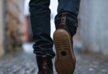 바쁜 일상 속 걷기, 건강과 활력 챙기는 가장 쉬운 방법 close-up photography of person walking on pavement