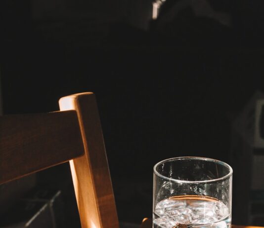 건강한 식단, 일상에서 실천하는 작은 변화가 만든다 clear drinking glass on brown wooden chair